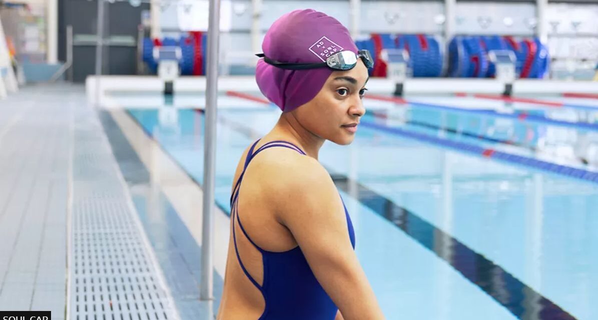 Engedélyezték az úszósapkát, amit fekete sportolók hajára fejlesztettek ki
