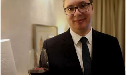 Jót borozott Vučić a borászati vásáron (video)