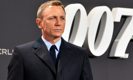 Daniel Craig megkapta James Bond kitüntetését (Fotó)