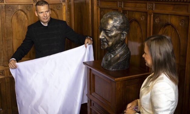 „Mirović vonja kérdőre a magyar nagykövetet, miért áll még mindig a Horthy szobor az Országházban!”