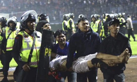 Mintegy 130-an meghaltak a káoszba fulladt futballmeccsen