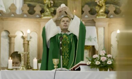 Római katolikus pap, de titokban élettársa és három gyereke van