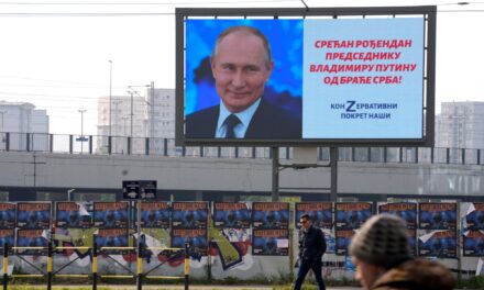 Putyint éltető óriásplakátok jelentek meg Belgrádban