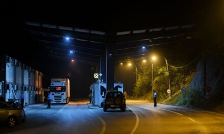 A koszovói rendőrség a szerb rendszámtáblák cseréjére felszólító dokumentumot nyújt át a sofőröknek