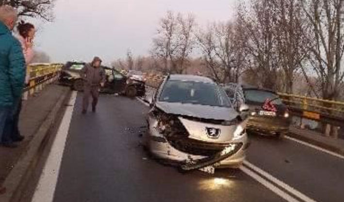 Súlyos baleset a Tiszán átívelő hídon