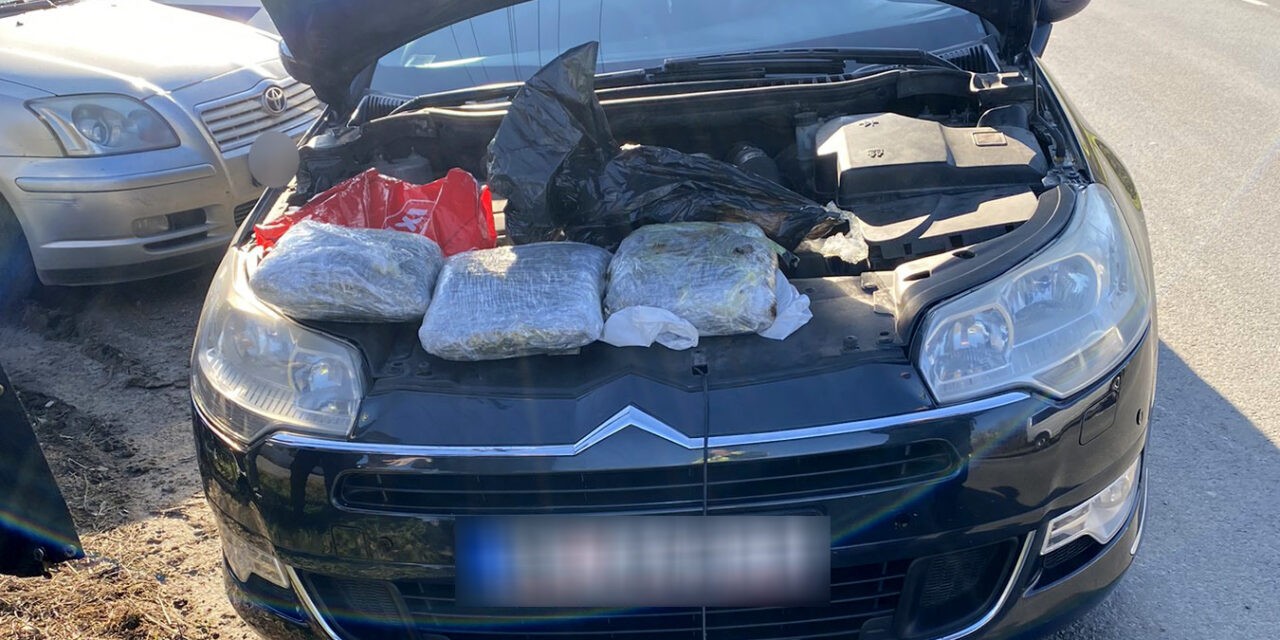 Több kiló marihuánát találtak egy óbecsei díler autójában (Fotó)