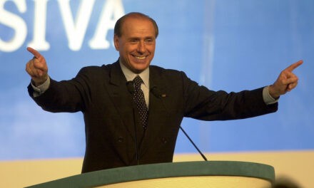 Egy busznyi prostituáltat ígért motivációként Berlusconi a focicsapata tagjainak