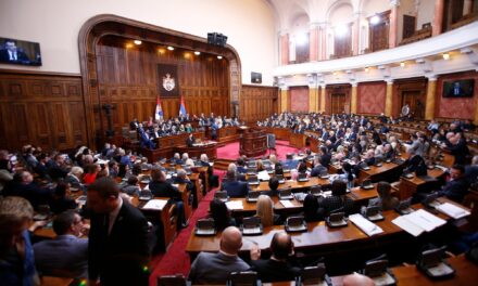 Az EU szankciós listáján szereplő orosz szenátorokat láttak vendégül a szerb parlamentben