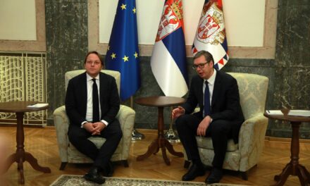 Aleksandar Vučić Várhelyi Olivérrel találkozott