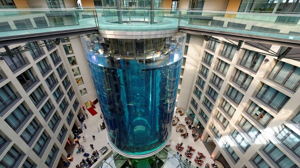 Szétrobbant egy egymillió literes akvárium egy berlini szállodában