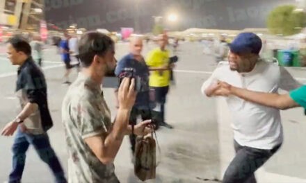 A focilegenda térddel rúgta fejbe az őt kamerázó férfit (Videó)