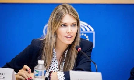 Megfosztotta tisztségétől az EP a korrupcióval gyanúsított Eva Kailit