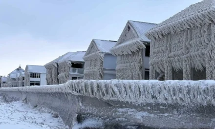 Harminc centis jég fagyott a kanadai házakra