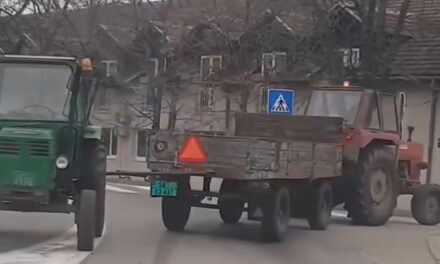 A moholi csoda – a sofőr nélküli vontatott traktor háttal a forgalomnak (videó)