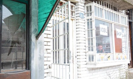 Kosovska Mitrovicában szerb tulajdonú üzletek kirakatait törték be
