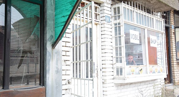 Kosovska Mitrovicában szerb tulajdonú üzletek kirakatait törték be