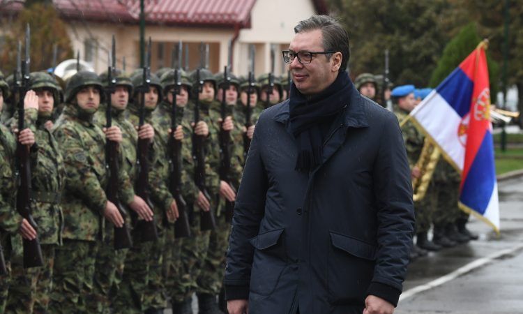Vučić: Vajdaságban nincs elég katona