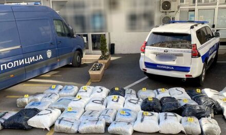 Több mint háromszáz kiló kábítószer egy teherautóban