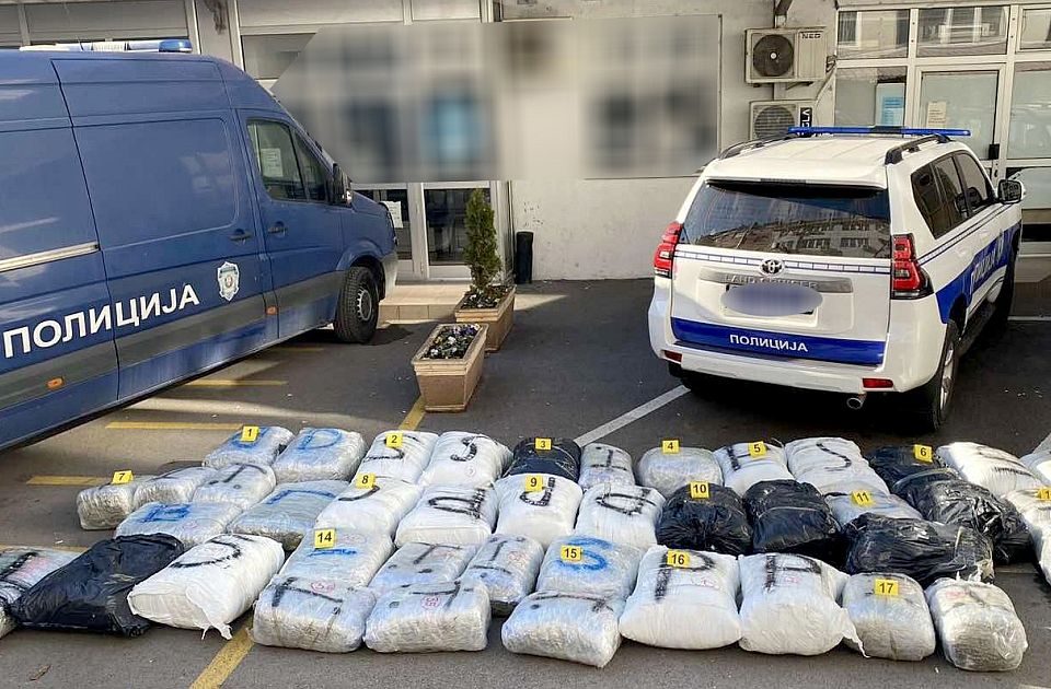 Több mint háromszáz kiló kábítószer egy teherautóban