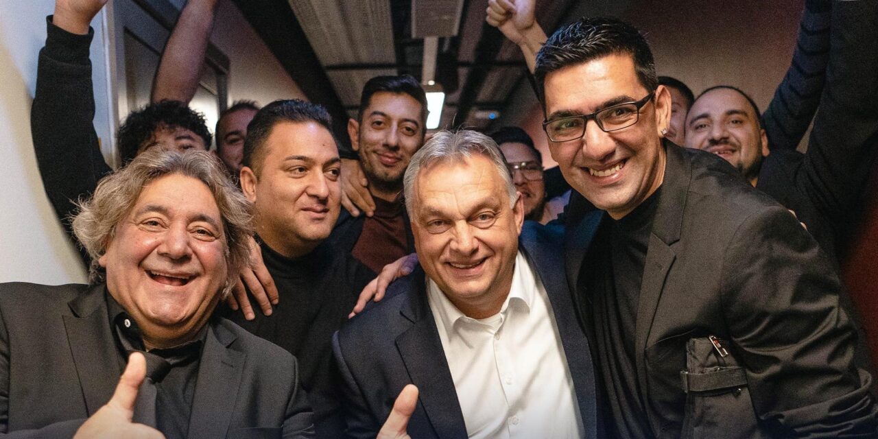 Szerb rézfúvósokkal búcsúztatta az évet Orbán Viktor