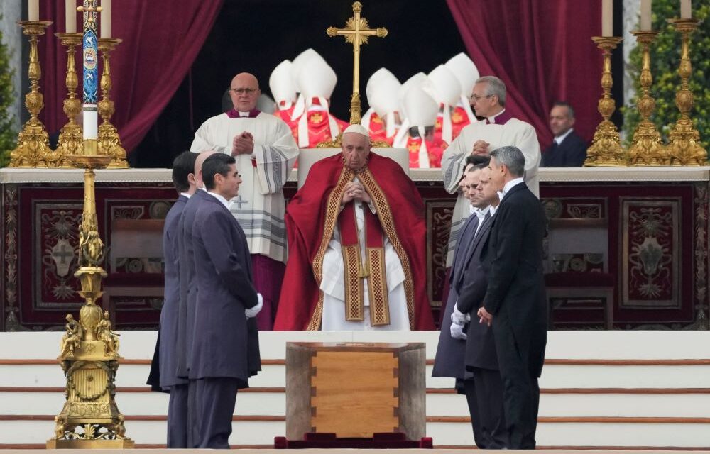 Ferenc pápa elbúcsúztatta XVI. Benedek pápát