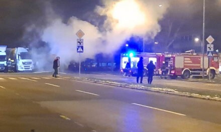 Teherautónak ütközött és felrobbant egy autó Újvidéken