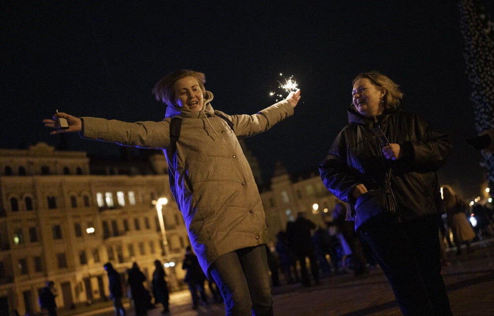 A világ az új évet ünnepelte, Kijevben robbanások hallatszottak