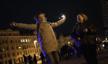 A világ az új évet ünnepelte, Kijevben robbanások hallatszottak