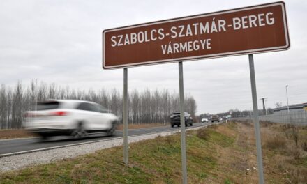Magyarországon elkezdték lecserélni a megye feliratú táblákat vármegyésre (Fotó)