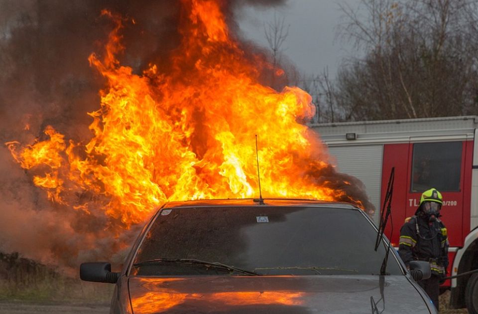 Kiégett egy autó az Újvidék-Belgrád autópályán (videóval)