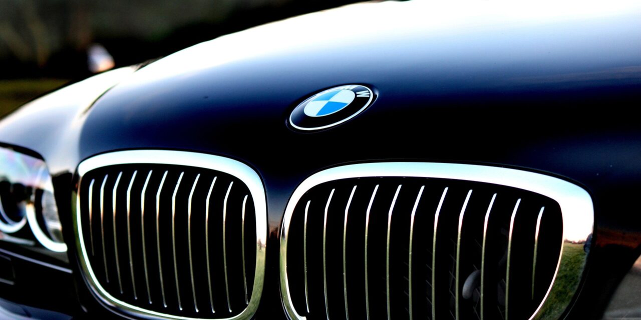 A BMW a legnépszerűbb prémium autó, de Škodát vesznek a legtöbben