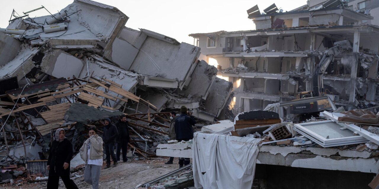 Utórengés döntött össze több tucat korábban megsérült házat Törökországban