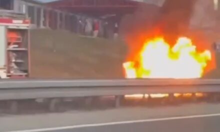 Fölfaltak a lángok egy járművet az autópályán (Videóval)