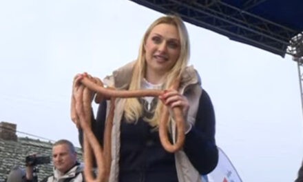 Több méter hosszú kolbászt tekert a nyaka köré a mezőgazdasági miniszterasszony