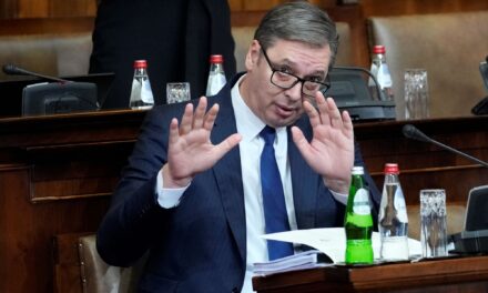 Három percig állva tapsolták Vučićot