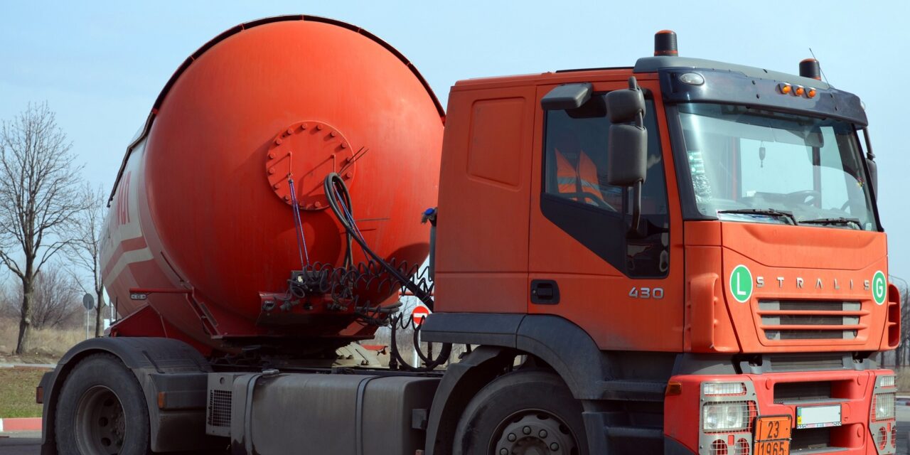 Huszonöt tonna nyers kőolajat lopott el két munkás a Szerbiai Kőolajipari Vállalatból