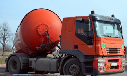 Huszonöt tonna nyers kőolajat lopott el két munkás a Szerbiai Kőolajipari Vállalatból