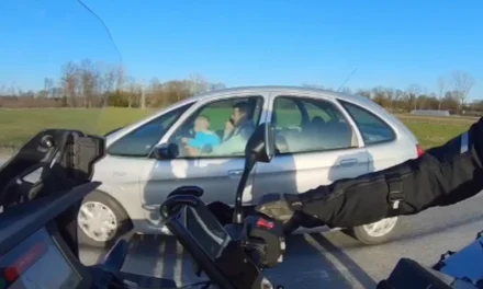 Mások és a saját gyermeke életét is veszélyeztette a felelőtlen sofőr (videóval)