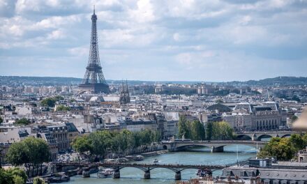 Késsel támadt egy férfi járókelőkre Párizsban, egy német turista meghalt
