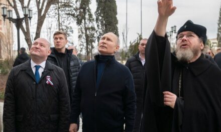 Putyin váratlanul ellátogatott a Krímbe