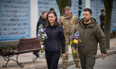 Sanna Marin Kijevben részt vett egy ukrán katona temetésén