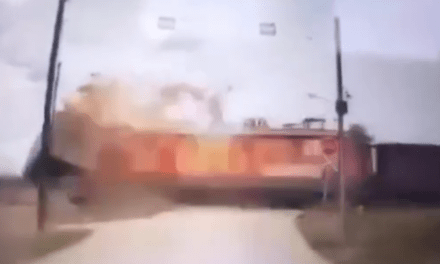 Videón amikor a tehervonat a teherautónak ütközik (Csak erős idegzetűeknek!)