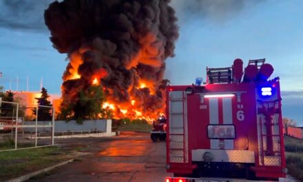 Hatalmas lángokkal ég a Krím félszigeten az orosz haditengerészet üzemanyagraktára