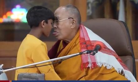 A dalai láma arra kért egy kisfiút, hogy szopogassa a nyelvét