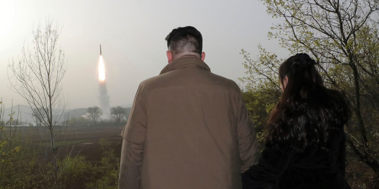 Észak-Korea azt állítja, egy új típusú, interkontinentális ballisztikus rakétát tesztelt