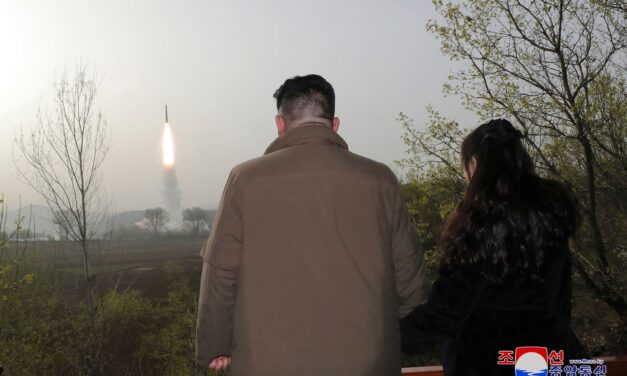 Észak-Korea azt állítja, egy új típusú, interkontinentális ballisztikus rakétát tesztelt