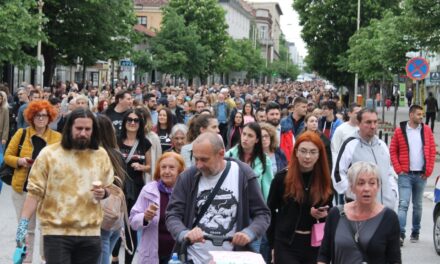Ezrek tüntettek az erőszak ellen Kragujevacon