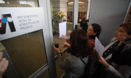 A médiatestület nem vette át a lemondóleveleket, a képviselőnők azokat a bejáratra ragasztották