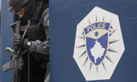 Erőszakos cselekményhez használható tárgyak miatt tartóztatott le a koszovói rendőrség két szerbet