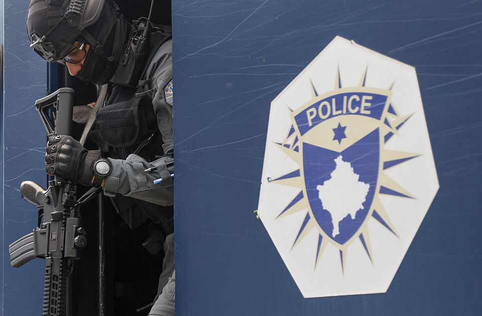 Erőszakos cselekményhez használható tárgyak miatt tartóztatott le a koszovói rendőrség két szerbet